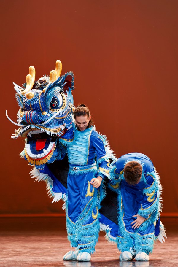 配资伐 趴下会呼吸、演员像向佐？舞剧中的麒麟“红”得有门道