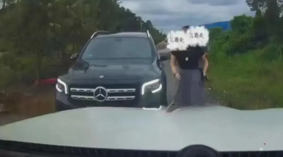 益配资 官方通报：“亮证女”，被拘留